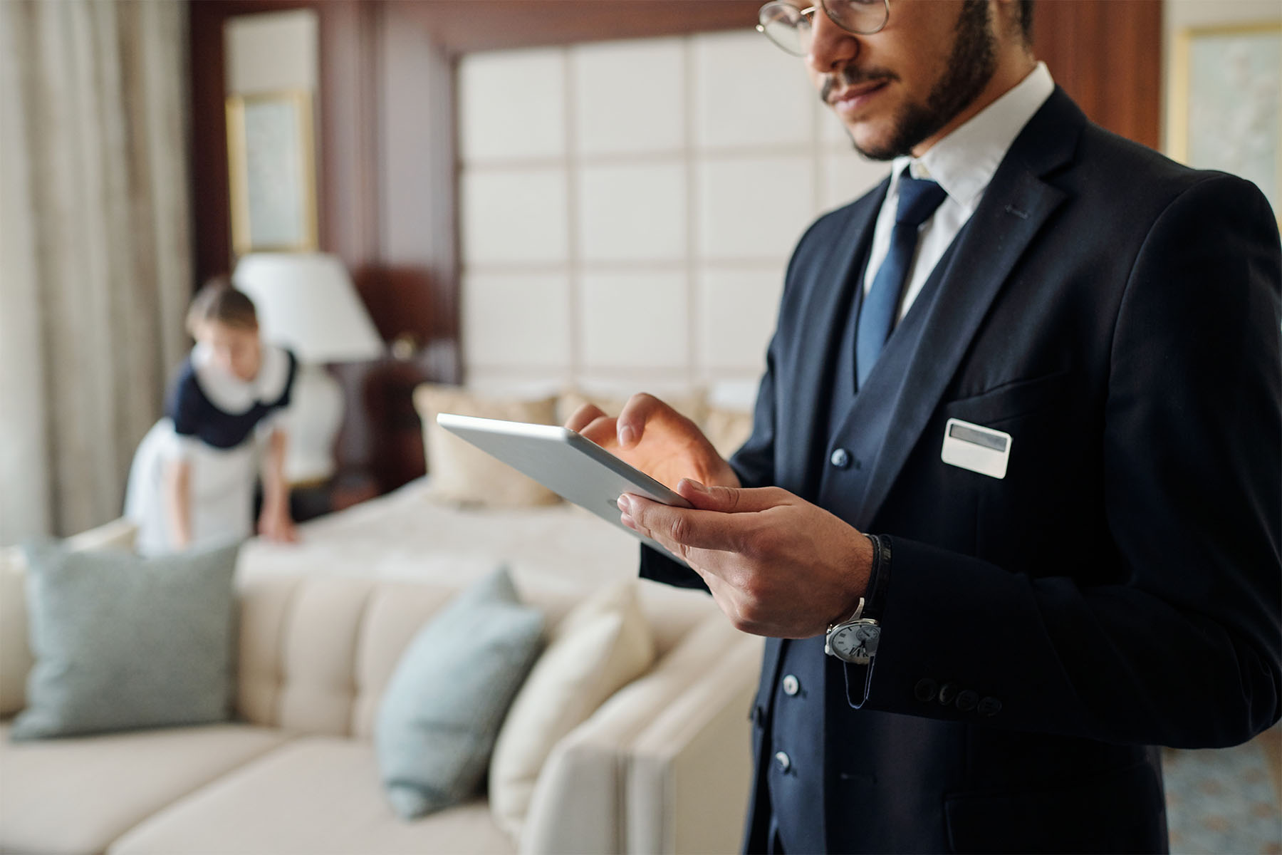 Un albergatore analizza i dati di un sistema automatico fornito da un'agenzia marketing hotel Sardegna.