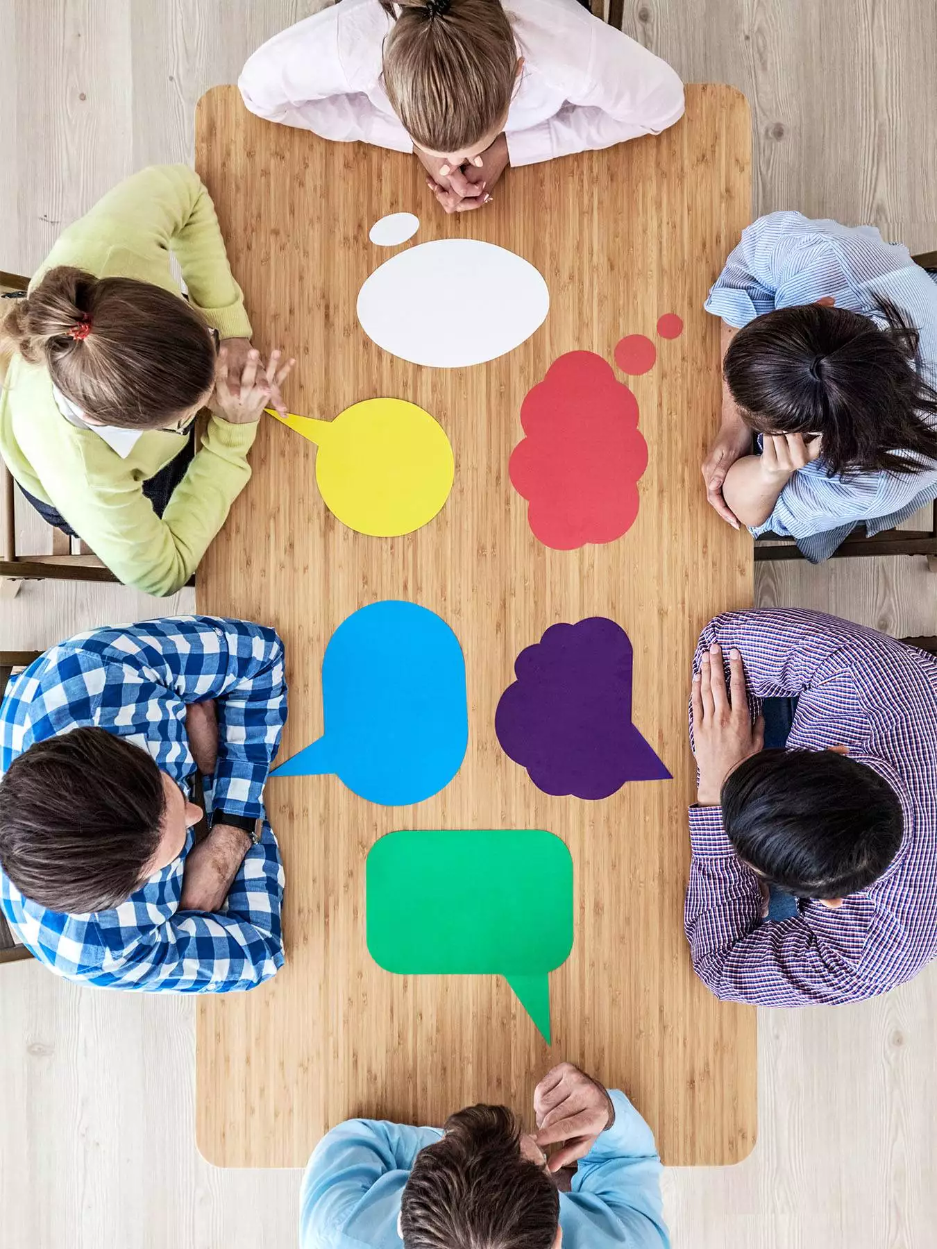 Inizio di una conversazione strategica durante una consulenza di marketing a Cagliari.