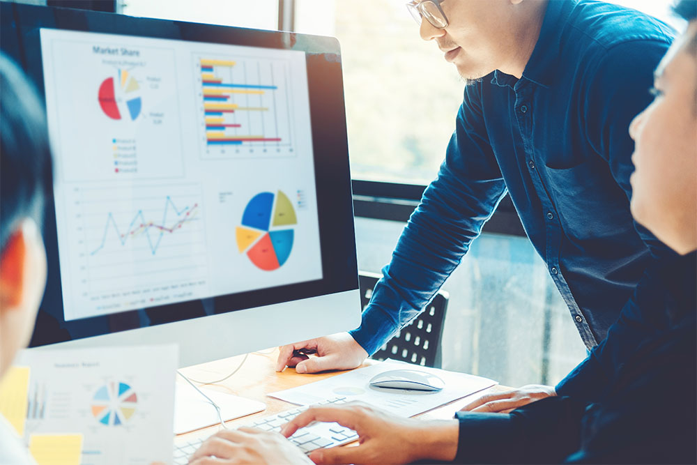 Team che analizza dati sui competitor in ufficio moderno